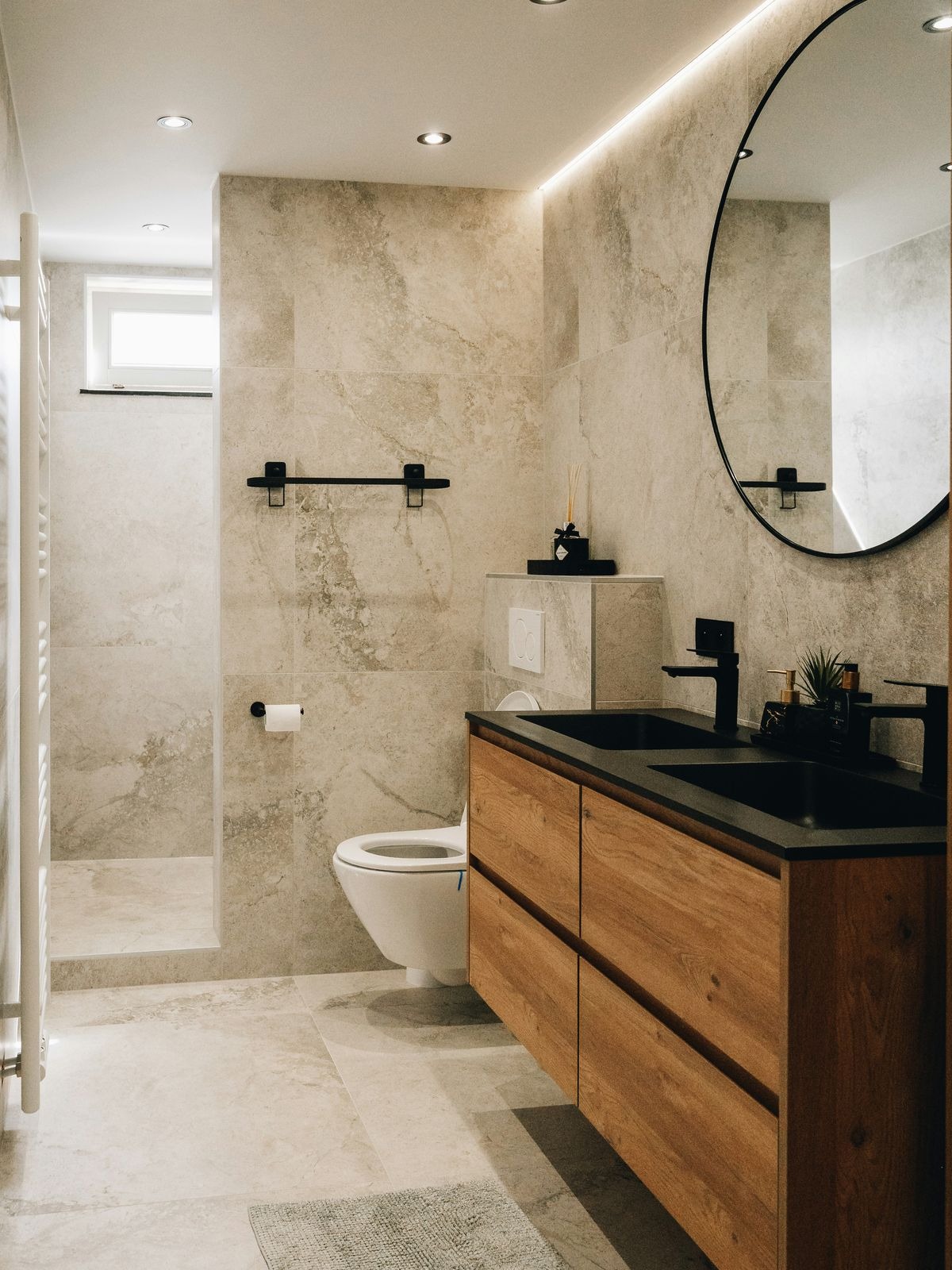Moderne Badezimmer mit begehbarer Dusche, rundem Spiegel und Waschtisch aus Eiche